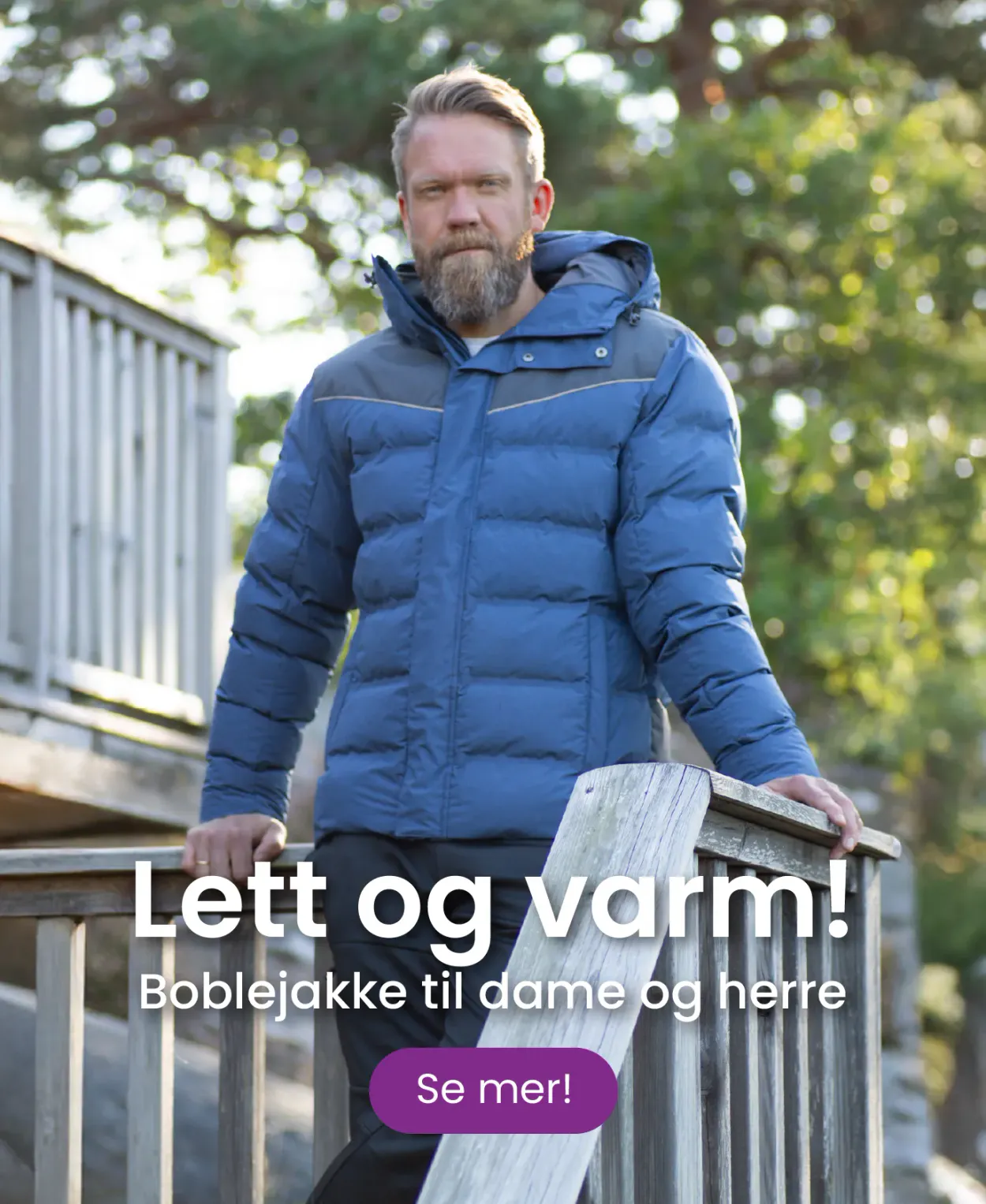 mann kjører trillebår med dame. ha det gøy i allværstøy fra hoppin